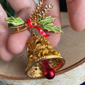 Vintage- ART©️, Holly Berry Topped, Ringing Jingle Bell Brooch- ‘60s- 70s